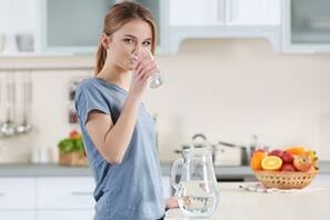 Boire de l’eau pure pendant un régime d’hydratation