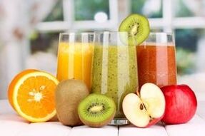 Les jus de fruits fraîchement pressés à base de légumes, de fruits ou de baies sont au menu du régime alimentaire.