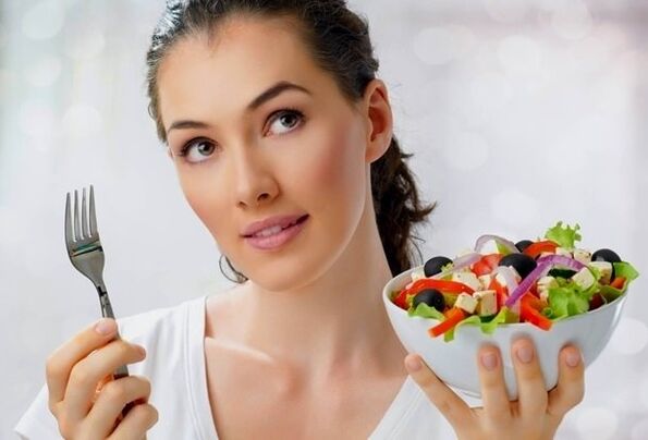 Fille avec salade à la main
